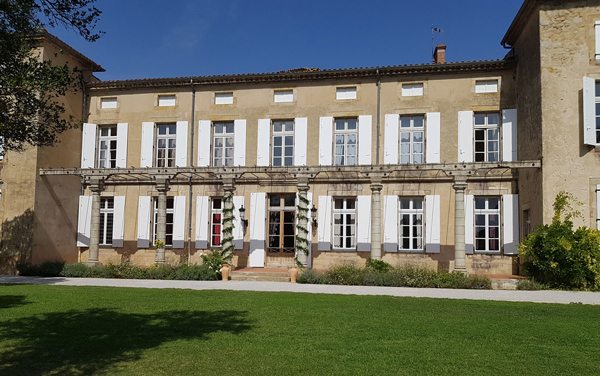 Mariages, chambres d'hôtes et privatisation du château de l'hers